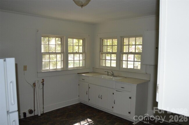 Foto del edificio - 247 N Main St