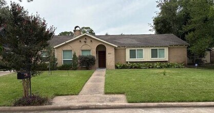 Building Photo - 2210 Pomeran Dr