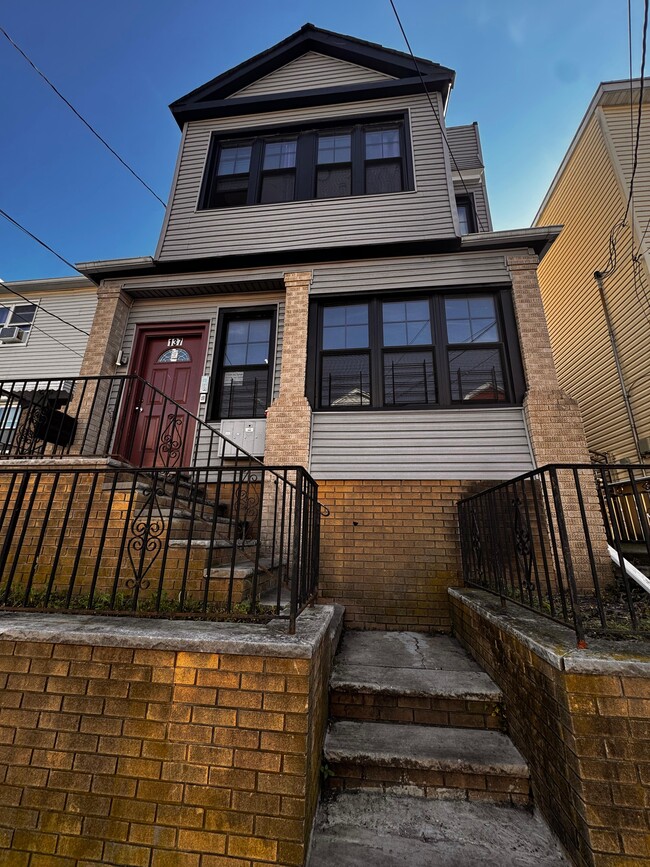 Building Photo - 137 Myrtle Ave