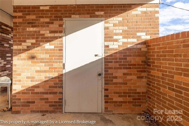 Building Photo - 213 Roslyn Rd