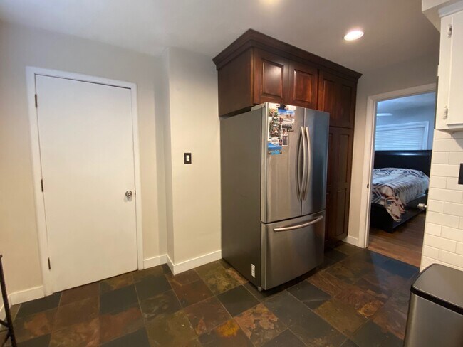 Building Photo - 1340 Center St SE