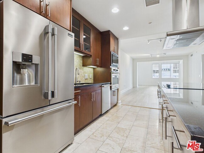 Foto del edificio - 10700 Wilshire Blvd