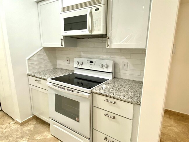 Building Photo - 3303 W Greenridge Dr