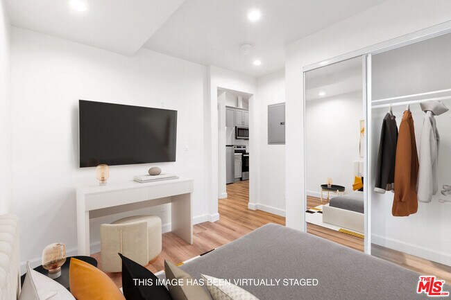 Foto del edificio - 8326 Beckford Ave