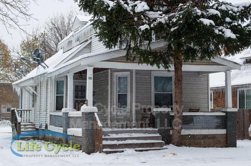 Primary Photo - 1105 Fremont Ave NW