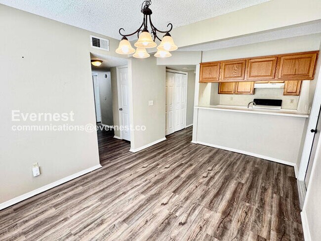 Foto del edificio - 3 Bed, 2 Bath Townhome with Fenced Yard & Garage / Pet-Friendly / Available Now!