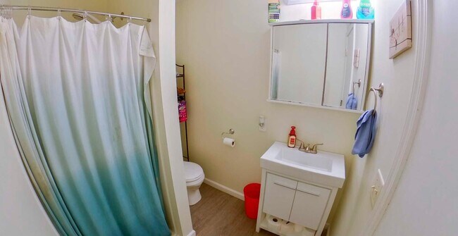 Foto del edificio - Great Location! 2 Blocks to Campus + Pet-Friendly + Off-Street Parking + Washer & Dryer Included!...