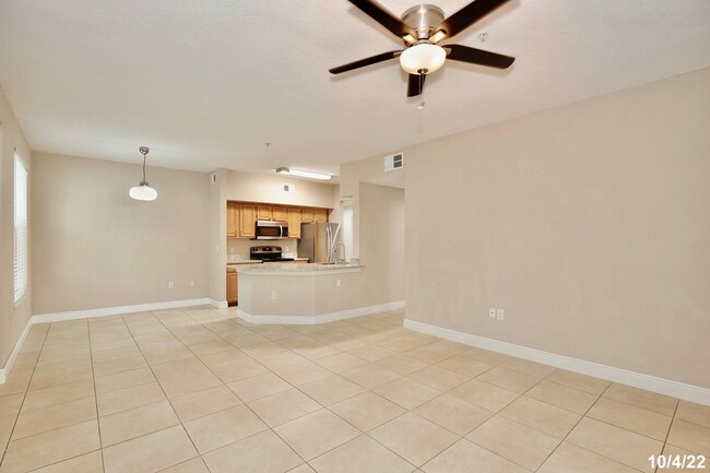 Foto del edificio - Beautiful 3/2 Spacious Condo with Lawn Car...