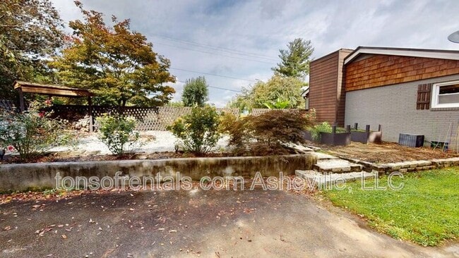 Foto del edificio - 423 Crest Rd