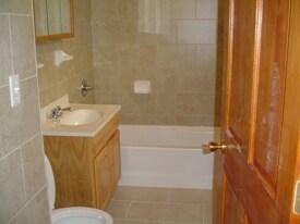 Foto del edificio - 834-836 Rhinelander Ave