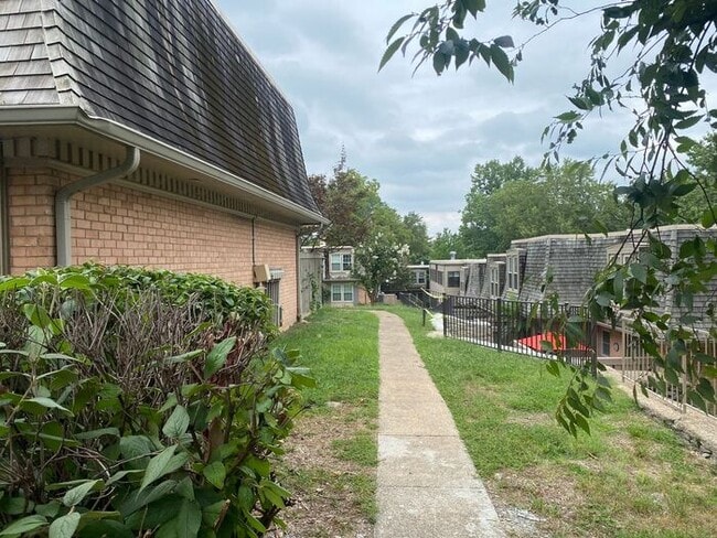 Building Photo - Beautiful 2 Bedroom / 2 Bath Apartment in Green Hills Under $2000!