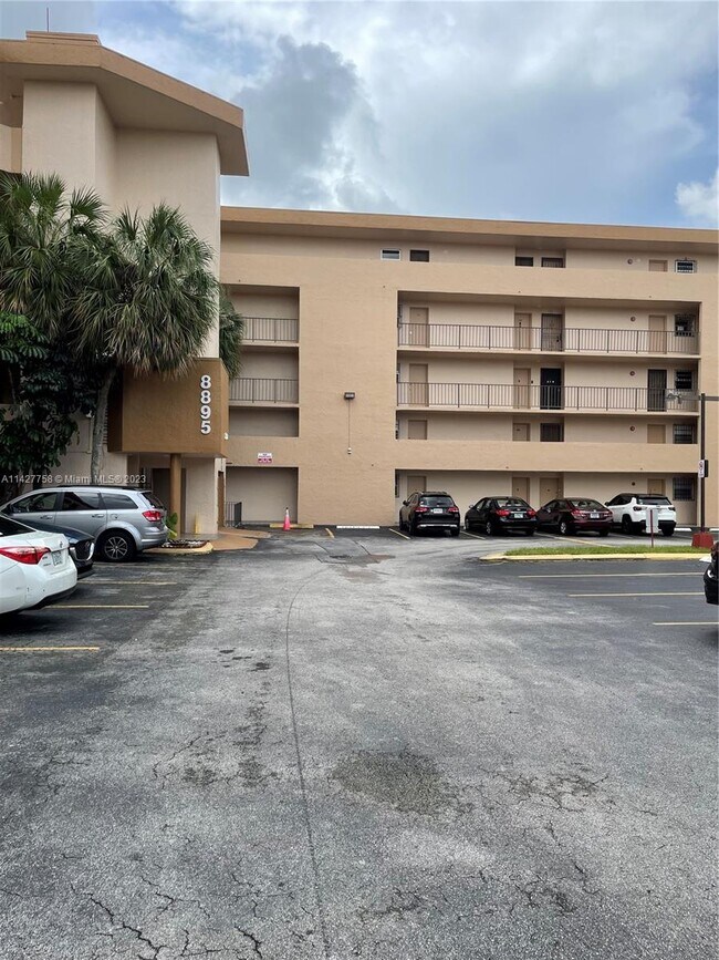 Building Photo - 8895 Fontainebleau Blvd