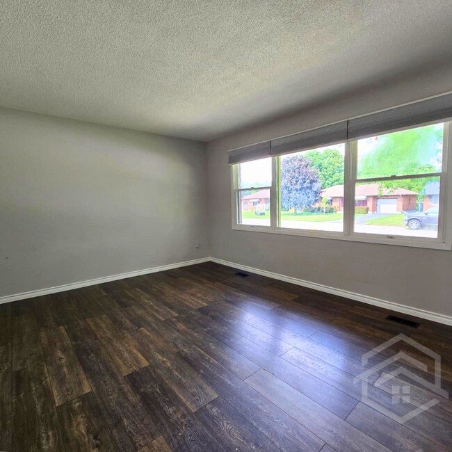 Photo du bâtiment - 3-Bedroom House in Tillsonburg!!