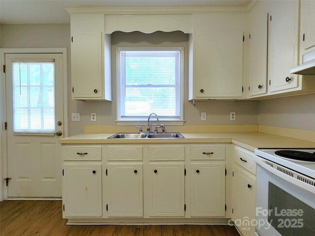 Building Photo - 2105 Bertha St