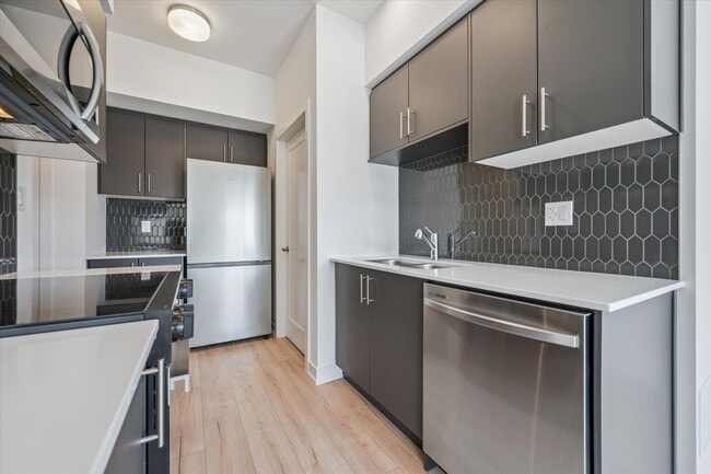 Building Photo - 950 St David St N