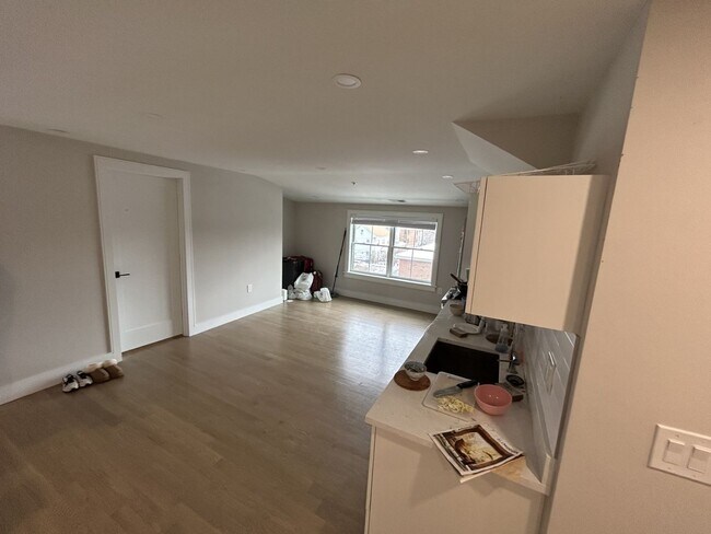 Photo - Discover the ridiculous renovations including a 'metal-object in the... Apartment