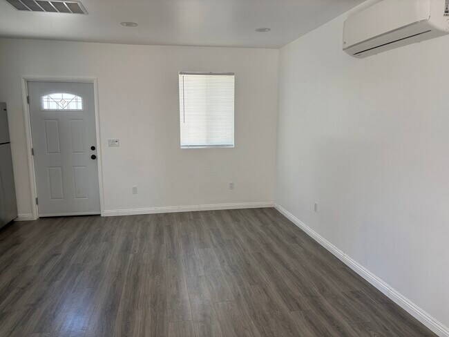 Foto del edificio - 7346 Ruffner Ave