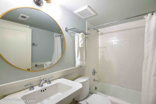 Foto del edificio - 2114 Bancroft Pl NW