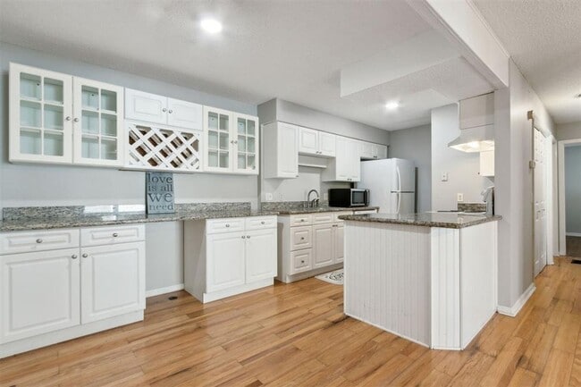 Building Photo - 2724 Forest Ridge Dr