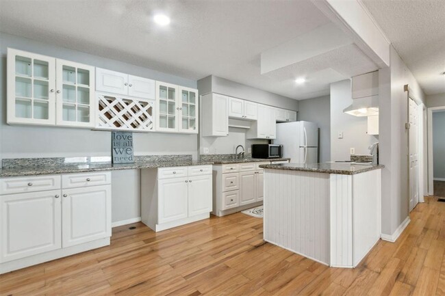Building Photo - Charming 1BR Condo – Walk to the Beach! Fi...