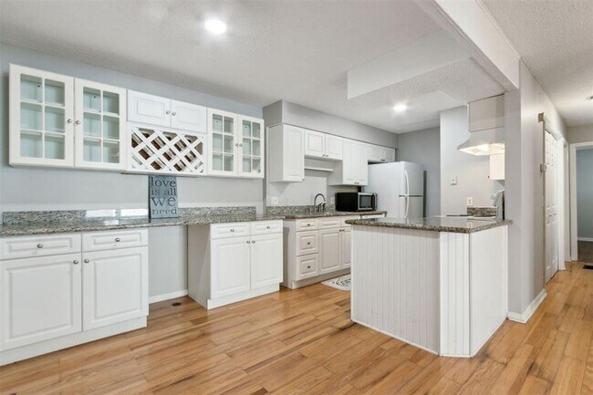 Foto del edificio - Charming 1BR Condo – Walk to the Beach! Fi...