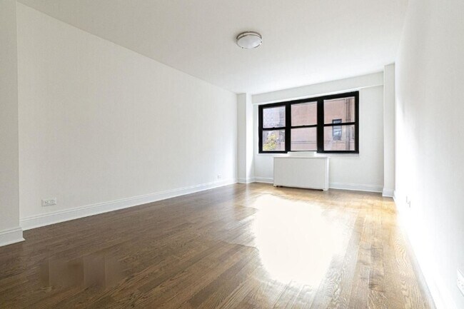 Building Photo - 142 E 16th St