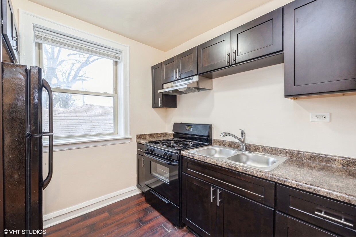 Primary Photo - Remodeled 2 Bed in Beverly - Heat & Gas In...