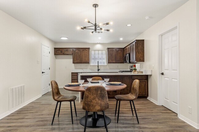 Foto del edificio - Stylishly Updated Living in the Heart of N...
