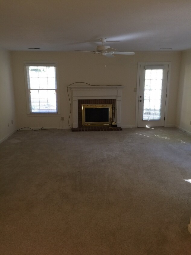 Building Photo - Well kept condo in Lytchfield place off Al...