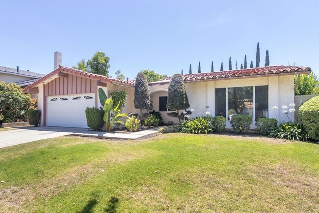 Foto del edificio - Spacious 3-Bedroom Home with Pool, Jacuzzi...