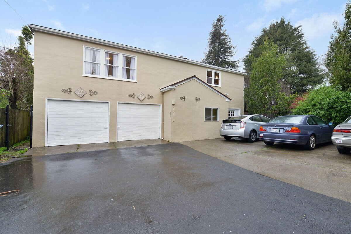 Building Photo - 2734 College Ave