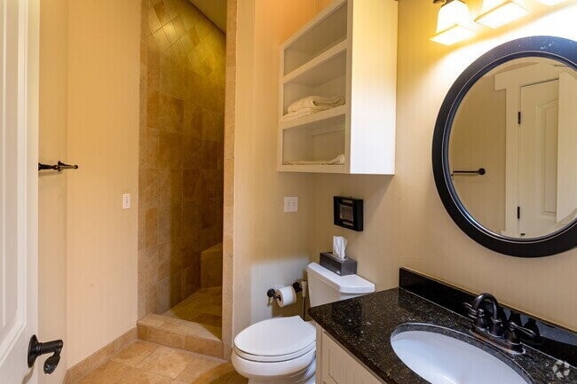 Building Photo - FULLY FURNISHED! 3 bed/3 bath Luxury Student Townhouse. Available Fall 2026!