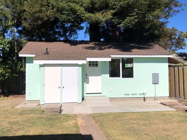 Building Photo - 1129 E Cliff Dr