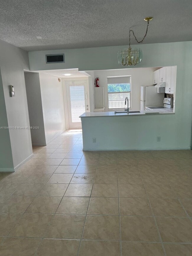 Building Photo - 1015 Country Club Dr
