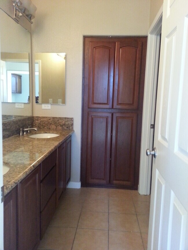 Foto del edificio - Located in a great neighborhood 5Bdm 3Ba Home With 2 Car Garage