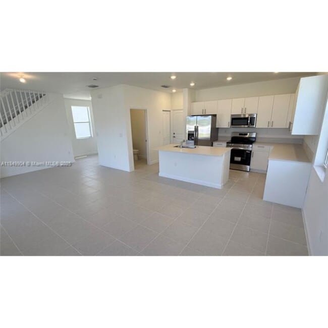 Building Photo - 2539 SE 26th Rd