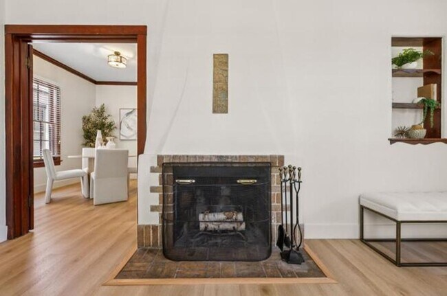 Building Photo - Downtown Palo Alto Cottage | Private Yard | Walk to University Ave