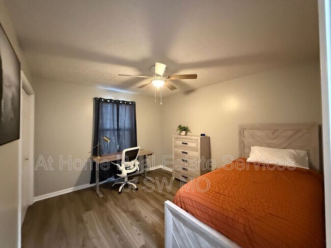 Building Photo - 2818 W Swan St