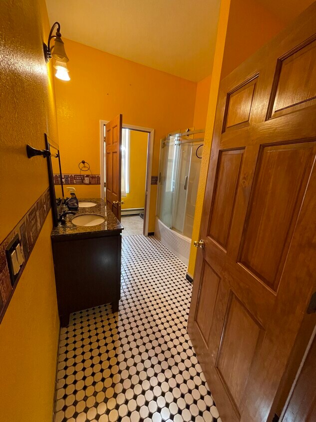 Building Photo - 1224 S Cesar E Chavez Dr