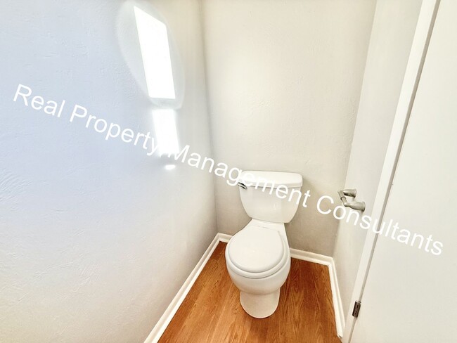 Building Photo - Updated 3-Bedroom Townhome Live Deposit Free with Obligo