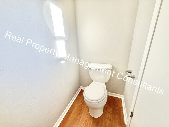 Foto del edificio - Updated 3-Bedroom Townhome Live Deposit Free with Obligo