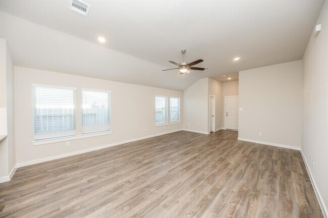 Building Photo - 32031 Splendor Dr