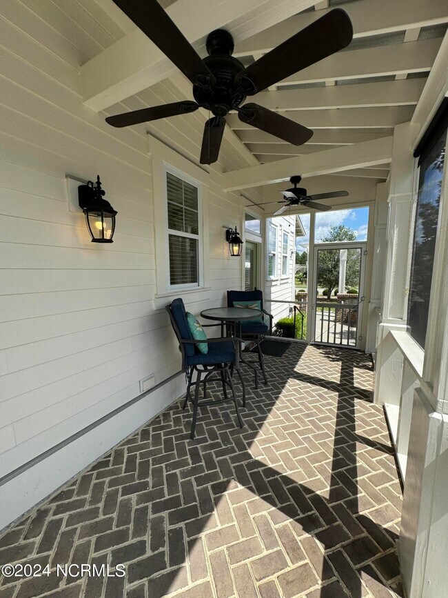 Foto del edificio - 819 Meadowsweet Ln
