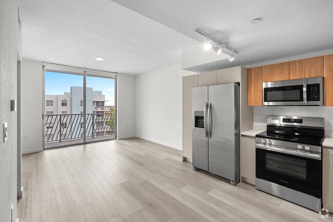 1 habitación, 1 baño - 618 pies cuadrados Comedor/Cocina/Sala de estar - Century Town Center