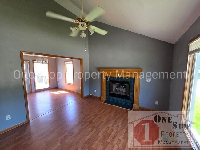 Foto del edificio - Charming Split Level 3 Bedroom Home in Kansas City!