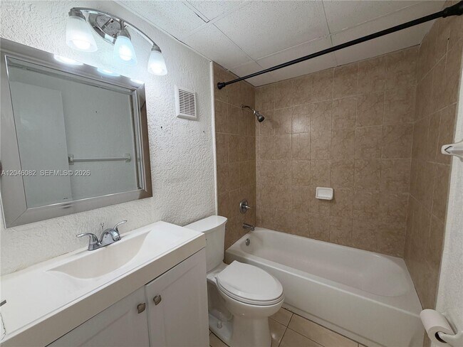 Foto del edificio - 5960 NE 5th Ct