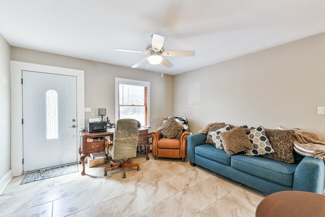 Building Photo - 818 11th St