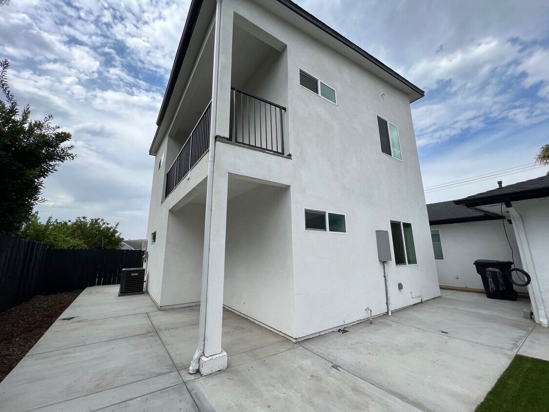 Primary Photo - 5045-5047 Campanile Dr
