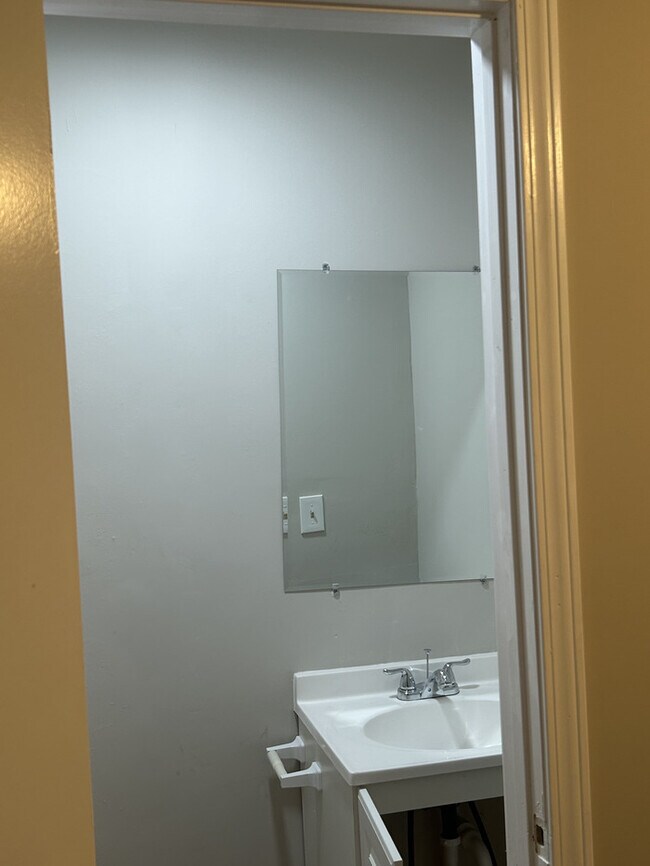Building Photo - Newly renovated, big fenced yard and corne...