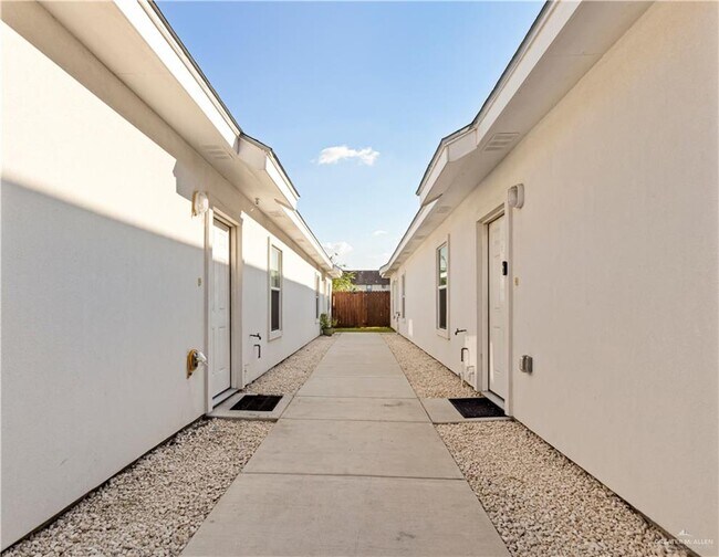 Building Photo - 1503 W Heritage Dr